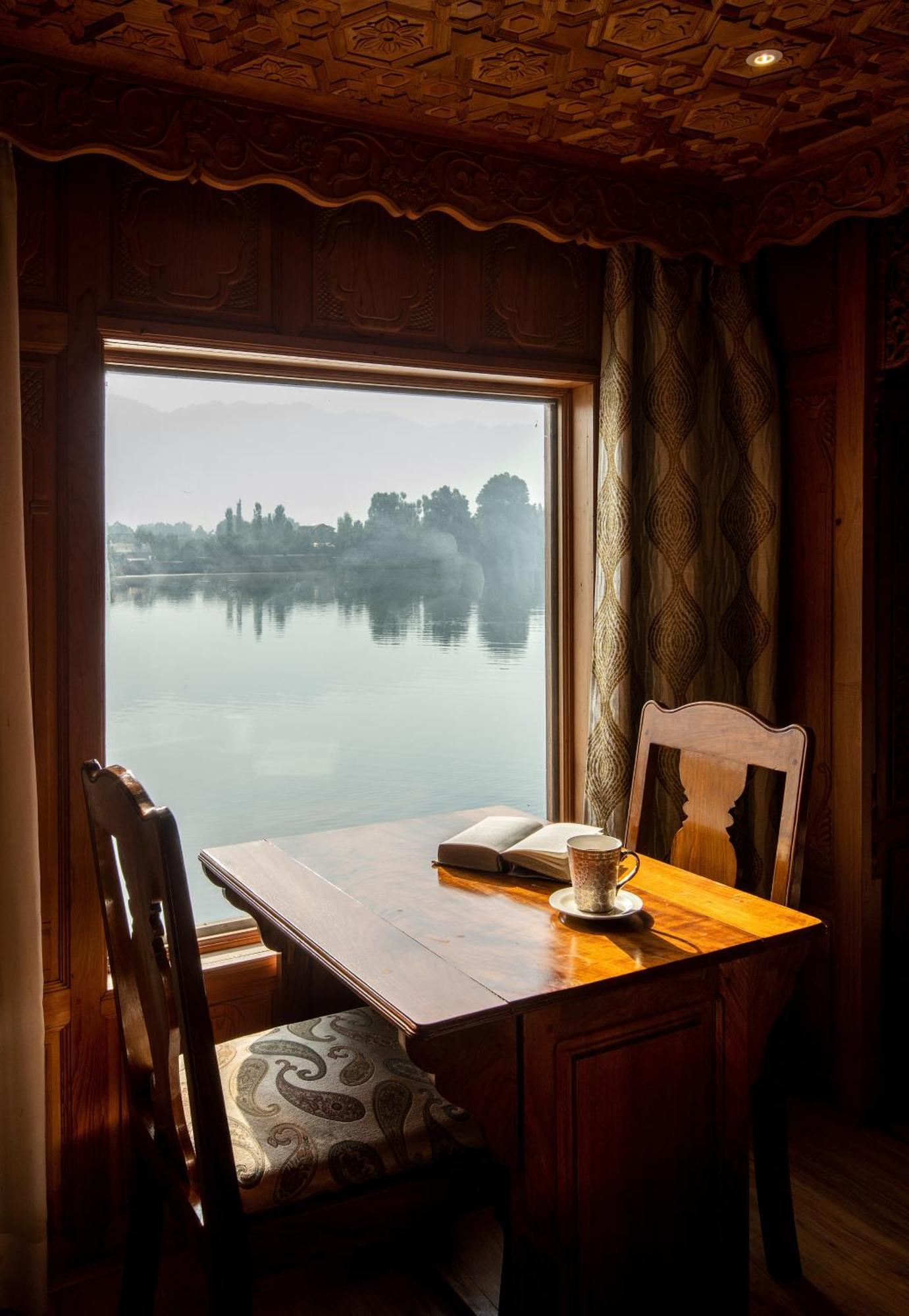 Отель Mascot Houseboats Сринагар Экстерьер фото